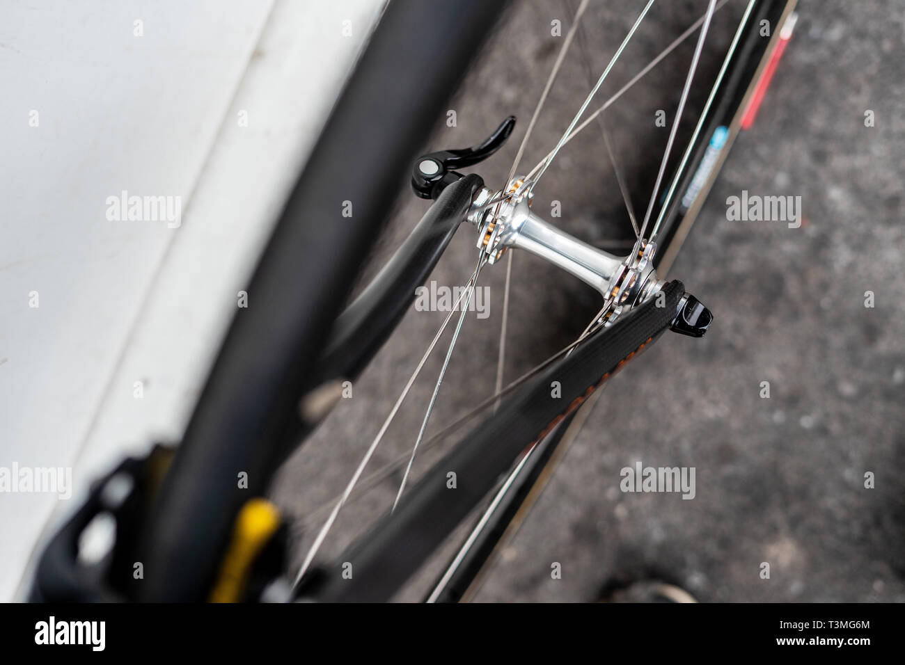 Moyeu de roue avant de vélo de route situé sur fourche avec rayons et de la jante Banque D'Images