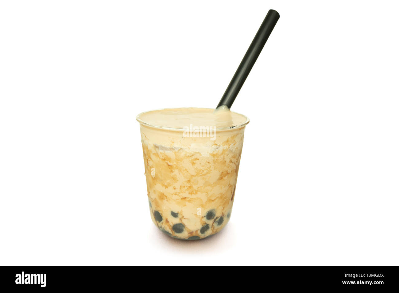 Thé glacé Lait perle avec de la paille et de la crème en isolé sur fond blanc. Banque D'Images