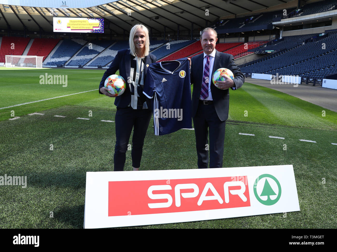 L'Ecosse Women's manager Shelley Kerr aux côtés du PDG de SPAR Ecosse Colin McLean après une nouvelle commandite annonce à Hampden Park, Glasgow, pour l'équipe nationale. Banque D'Images