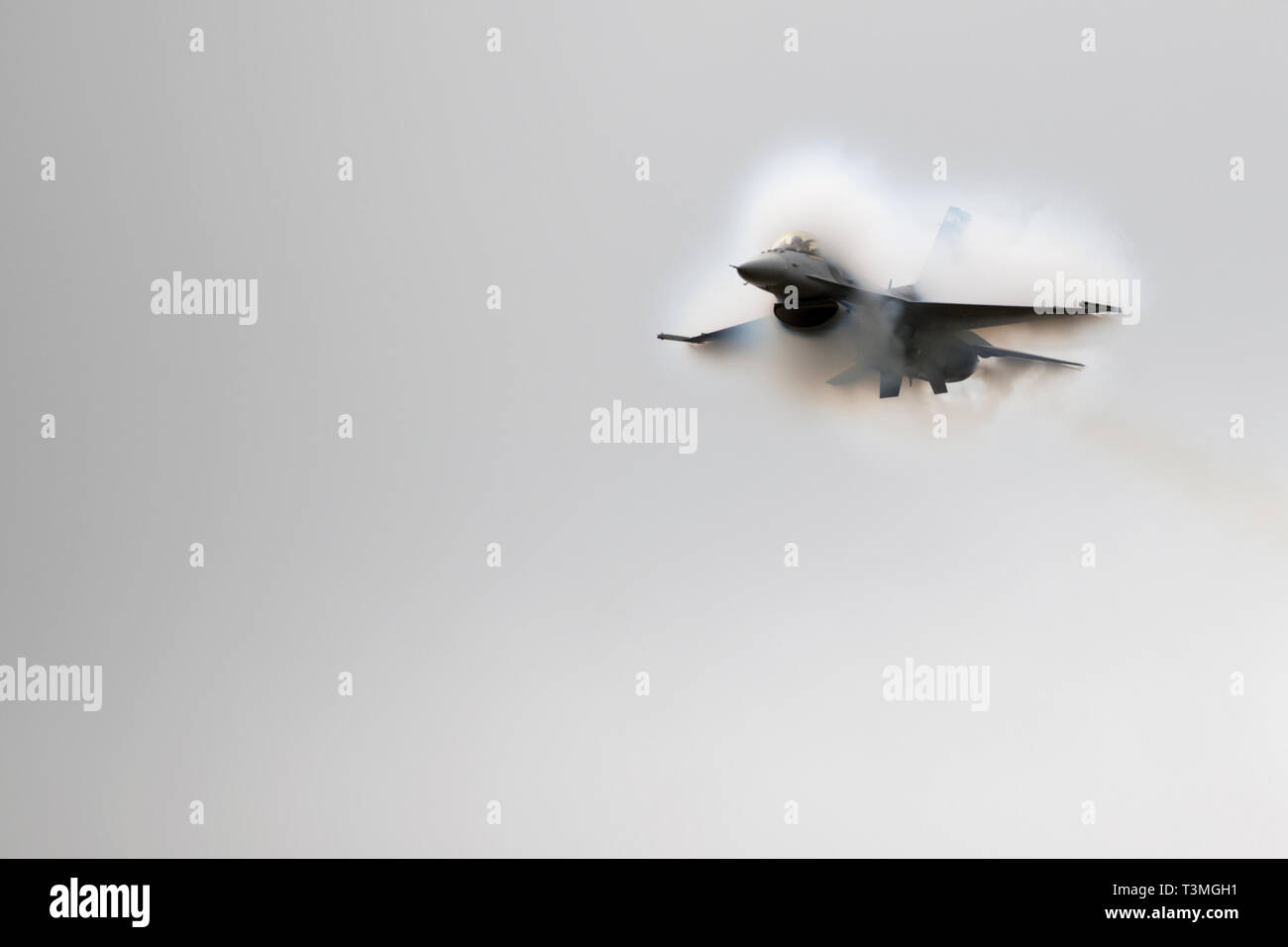 Un U.S. Air Force F-16CM Fighting Falcon fighter avion piloté par le Major John Waters, effectue des manœuvres aériennes lors d'un affichage à l'équipe de démonstration de vipère Shaw Air Force Base 6 Avril, 2019 à Sumpter, L.C. Banque D'Images