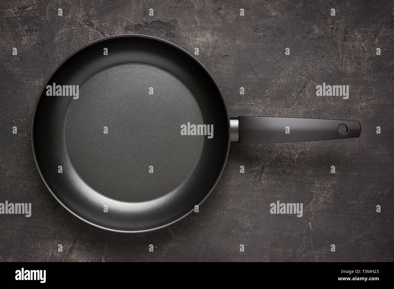 Poêle vide noir sur la surface de pierre sombre. Contexte culinaire. Banque D'Images