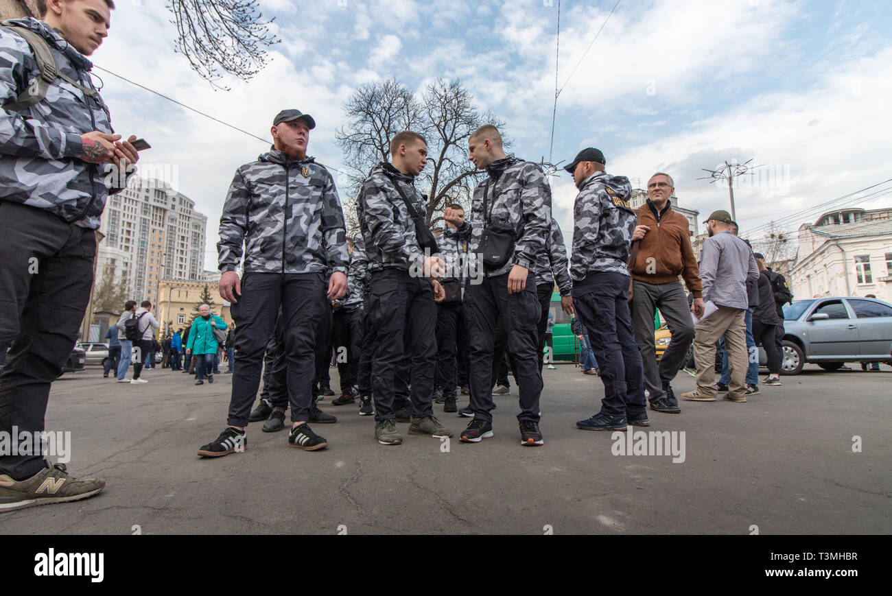 Kiev, Ukraine. Le 9 avril 2019. Militants et sympathisants de la Corps National parti politique assister à un rassemblement pour exiger une enquête sur la corruption Banque D'Images