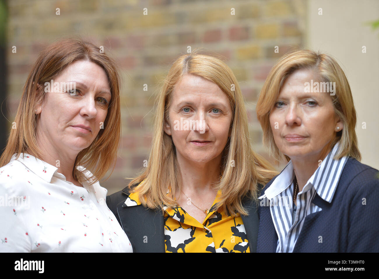 La police de Sussex et le crime Commissaire Katy Bourne (centre), qui fait appel à d'autres dans ce pays à l'étape jusqu'à l'intervention de filatures, d'offrir aux victimes une meilleure protection et d'appui, les peuplements avec victimes de jalonnement, Jayne La bravoure (à gauche) et Raine Lacy, à la suite d'un sommet en matière de harcèlement criminel au Parlement de Londres. Banque D'Images
