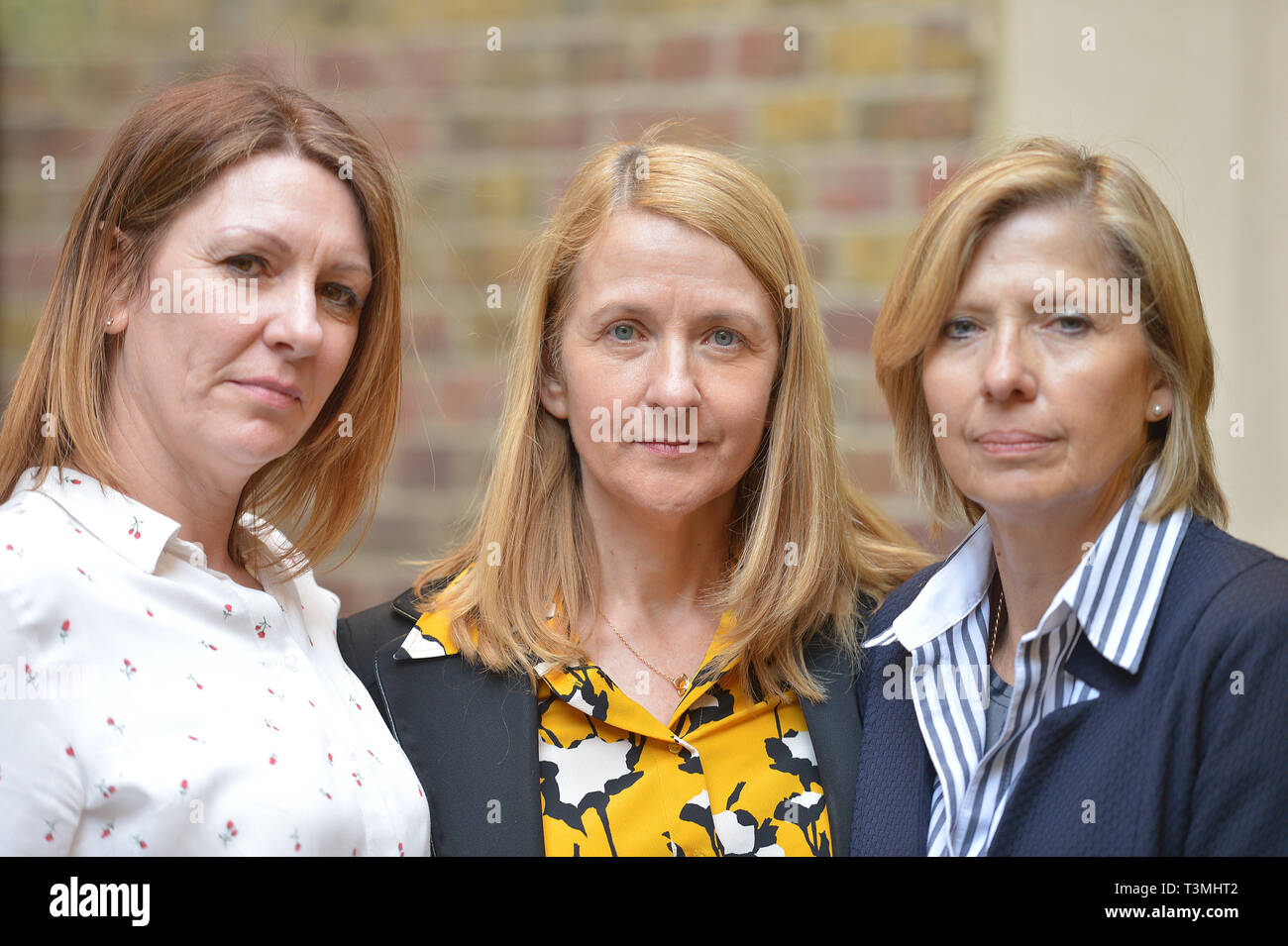 La police de Sussex et le crime Commissaire Katy Bourne (centre), qui fait appel à d'autres dans ce pays à l'étape jusqu'à l'intervention de filatures, d'offrir aux victimes une meilleure protection et d'appui, les peuplements avec victimes de jalonnement, Jayne La bravoure (à gauche) et Raine Lacy, à la suite d'un sommet en matière de harcèlement criminel au Parlement de Londres. Banque D'Images