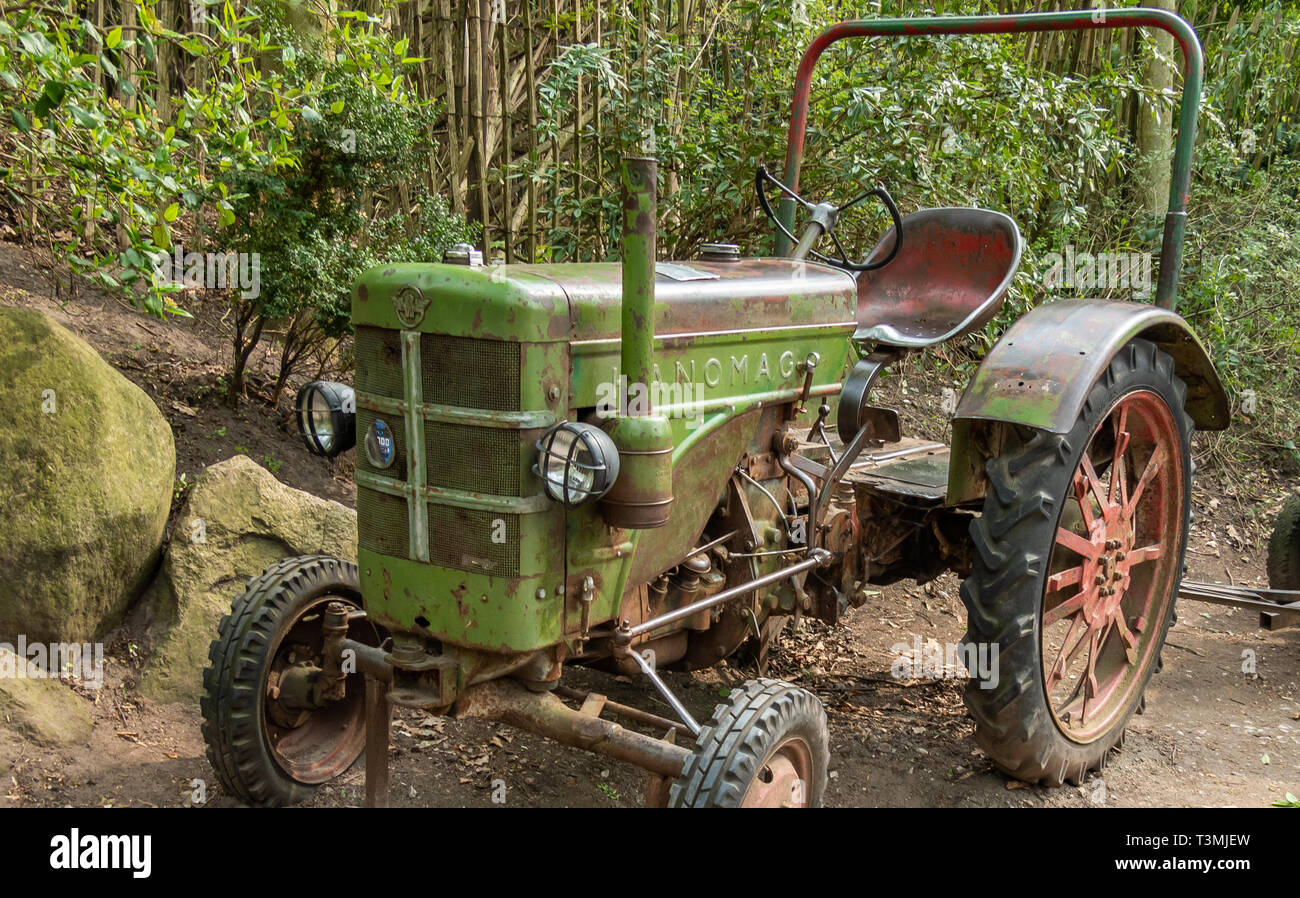 Hanovre, Allemagne, le 2 avril, 2019 :. vieux vert ne fonctionne plus le tracteur de la marque Hanomag Banque D'Images