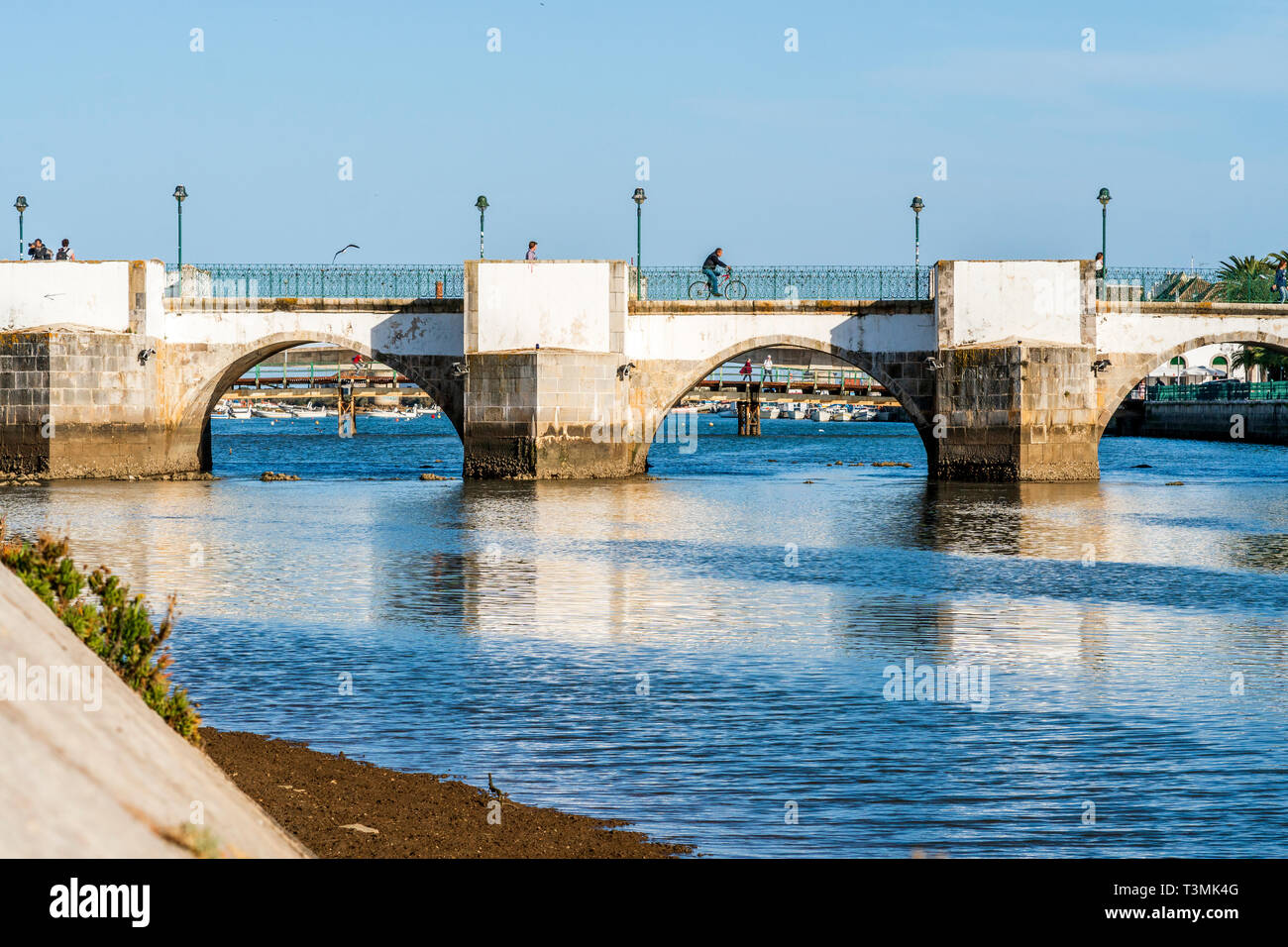 Pont romain sur historique in the Golfer's Paradise River à Tavira, Algarve, Portugal Banque D'Images