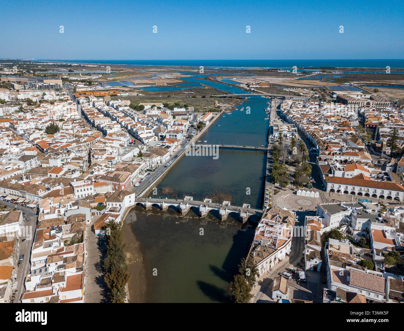 Vue aérienne du pont romain dans la vieille ville de pêcheurs appelée Tavira, Algarve, Portugal Banque D'Images