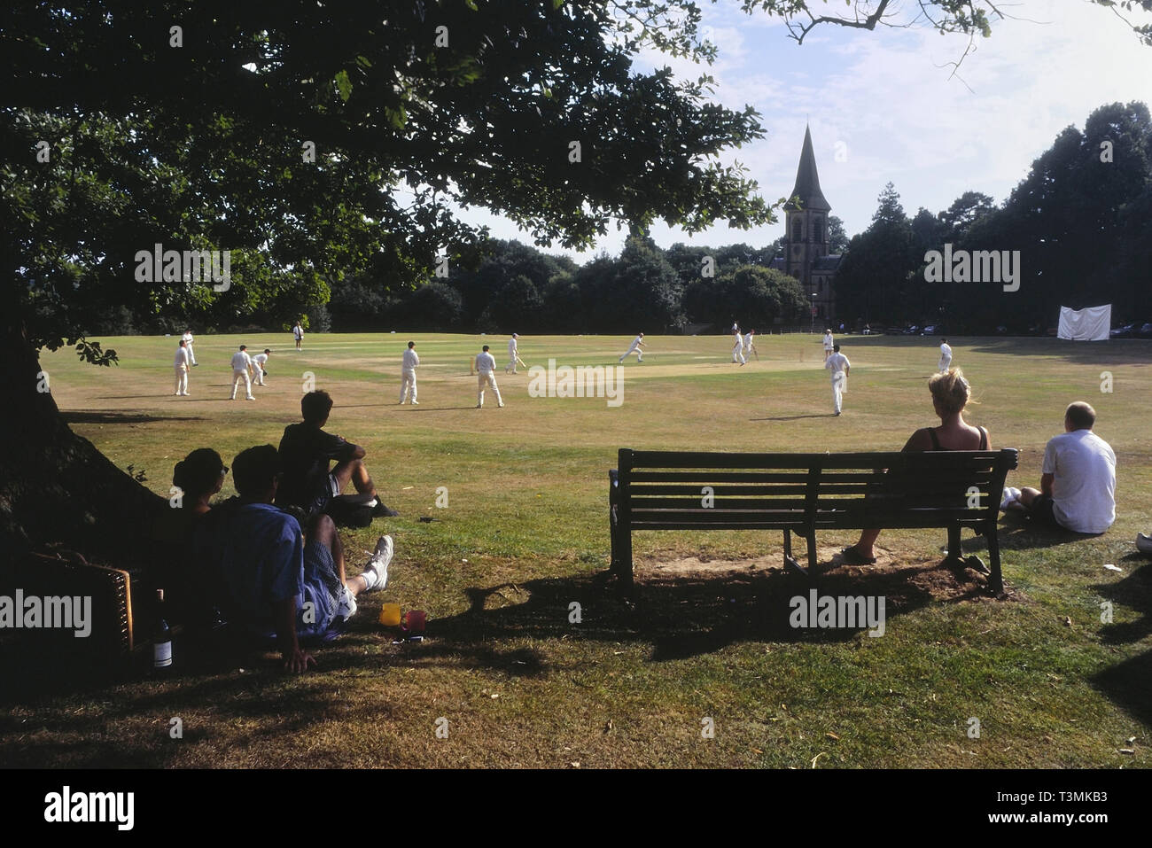 Match de cricket du village au Southborough Cricket Club, Kent, Angleterre, Royaume-Uni Banque D'Images