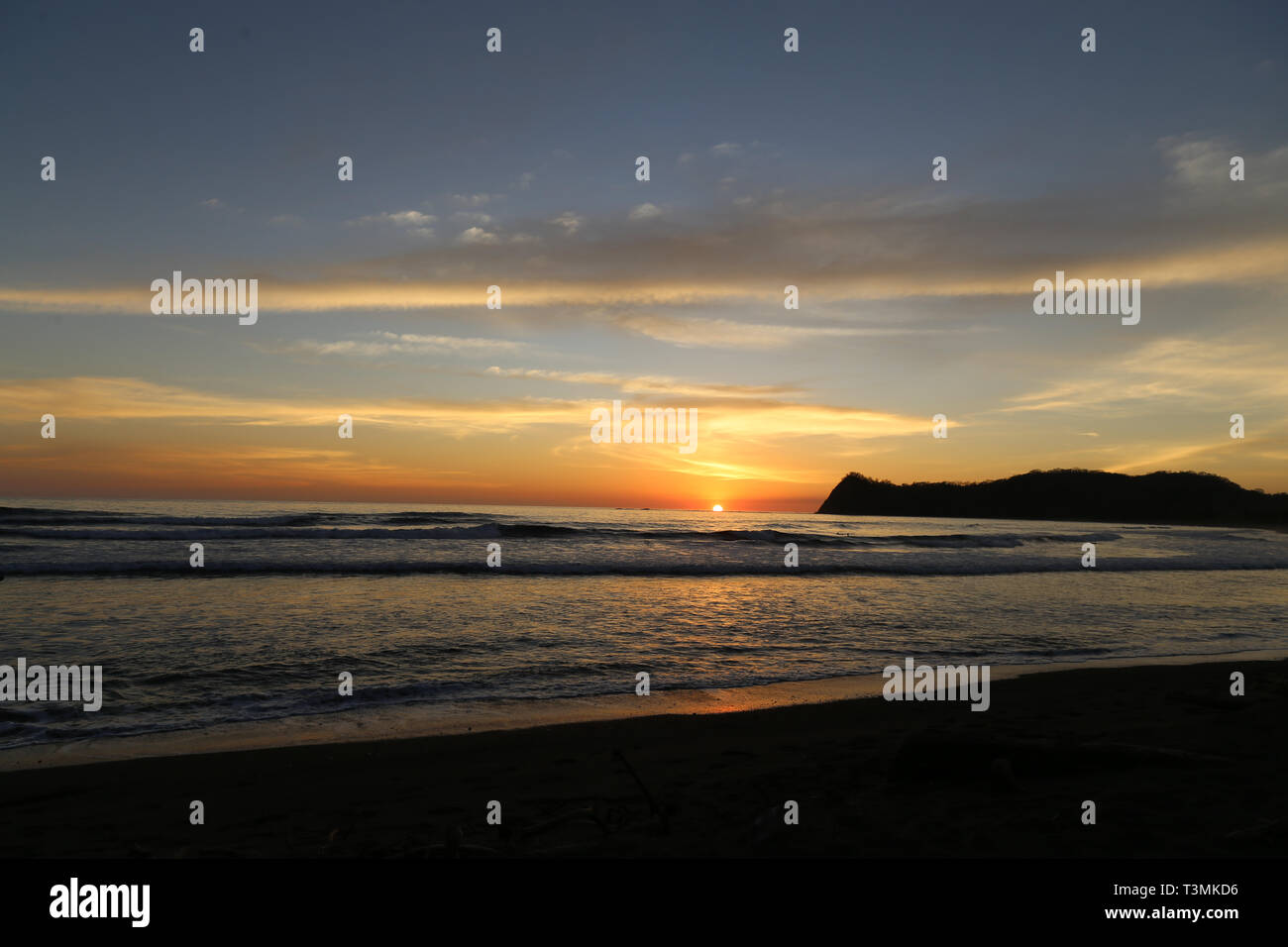 Coucher du soleil sur la plage de Samara, Guanacaste, Costa Rica Banque D'Images