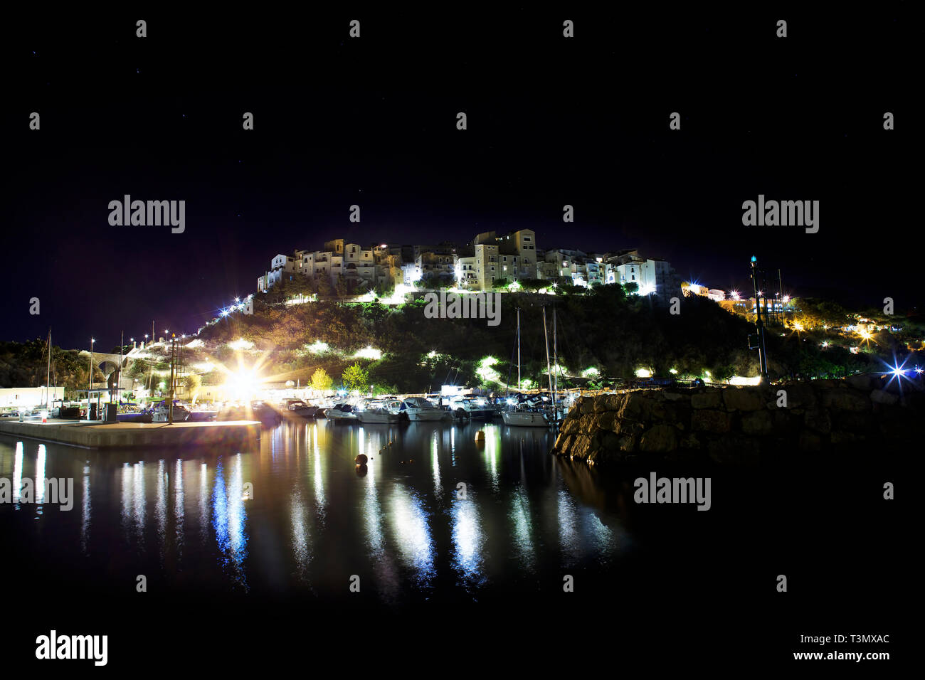 Étoiles, nuit et lumière sur Sperlonga, Lazio. Italie Sperlonga est une ancienne station romaine : L'Empereur romain Tibère construit ici un célèbre villa, y compris Banque D'Images