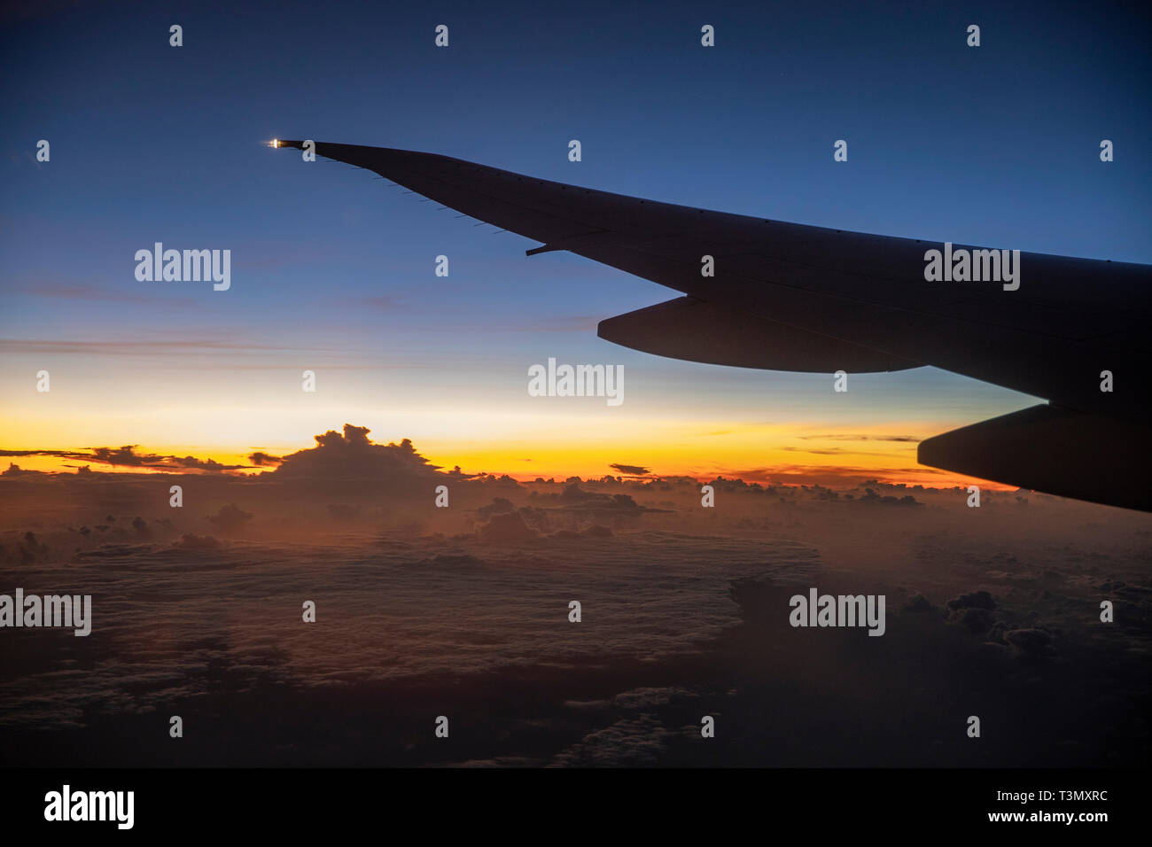 Voir à partir de la belle grande fenêtre teinté de Boeing 787 Dreamliner Qantas voler au-dessus des nuages près de Sydney, le vol direct de LAX Banque D'Images