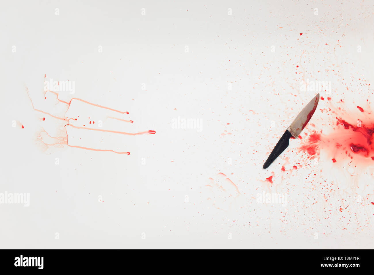 Gros plan du couteau sanglant avec éclaboussés de sang dans l'évier. Concept d'horreur Halloween Banque D'Images