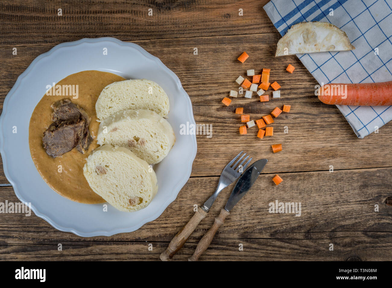 Cuisine tchèque, filet de boeuf et sauce crème et quenelles sur table en bois Vue de dessus Banque D'Images