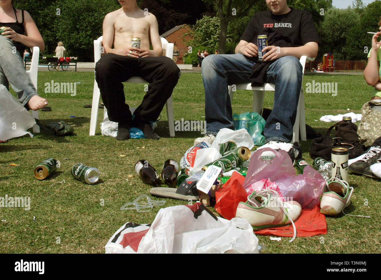 Les garçons et les filles de boire de l'alcool dans un parc. Leamington Spa. 22/06/2005 Banque D'Images
