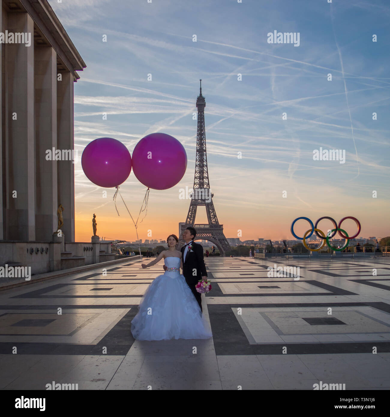 Paris a installé les anneaux olympiques sur l'esplanade du Trocadéro. Brides en profiter Banque D'Images