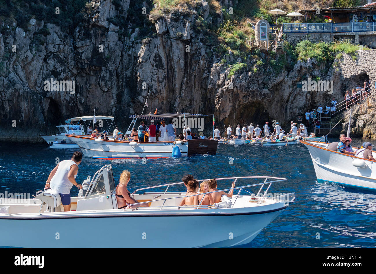 Les touristes attendent d'entrer dans la grotte bleue sur l'île de Capri, italie Banque D'Images