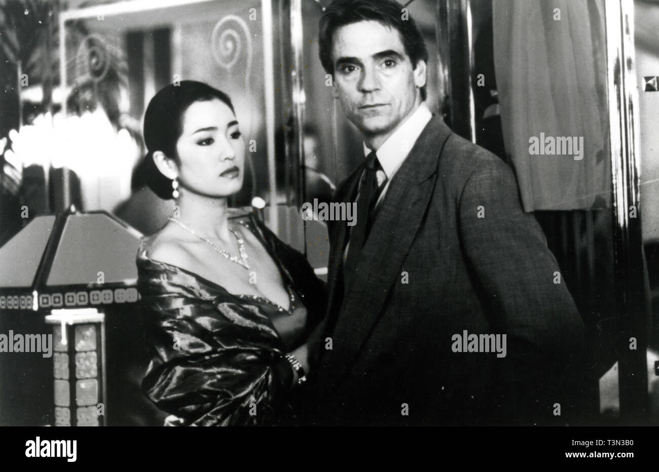 Gong Li et acteurs Jeremy Irons dans le film Chinese box, 1997 Banque D'Images