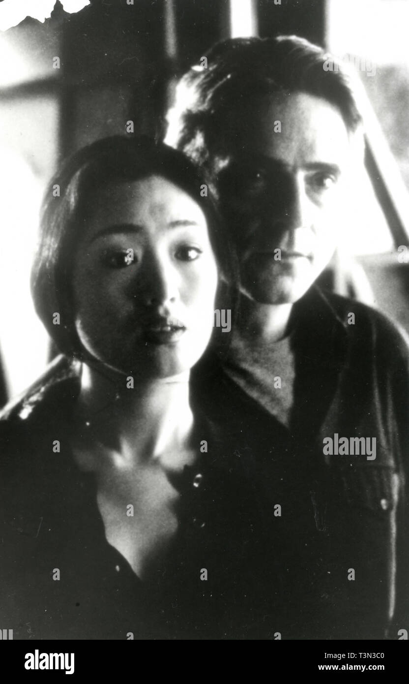 Gong Li et acteurs Jeremy Irons dans le film Chinese box, 1997 Banque D'Images