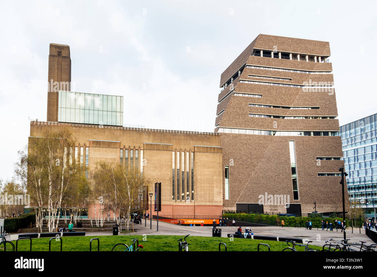 Entrée de la Turbine Hall de la Tate Modern art gallery, Bankside, Londres, Royaume-Uni, la Blavatnik bâtiment sur la droite Banque D'Images