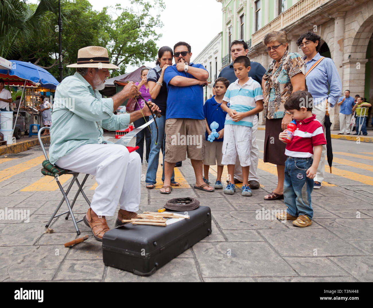 Ancien homme de rue interprète, jouant pour le tourisme à Mérida, Yucatán, México centre-ville Banque D'Images