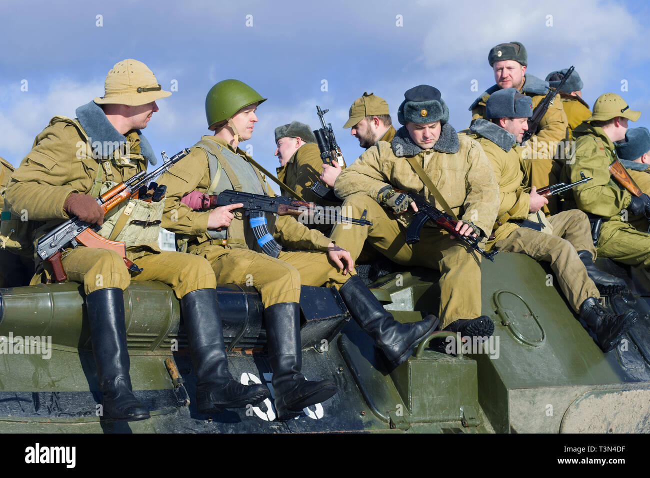 SAINT-PÉTERSBOURG, RUSSIE - 17 février 2019 : soldats soviétiques sur l'armure d'un armored personnel carrier. Fragment de l'histoire militaire festiv Banque D'Images