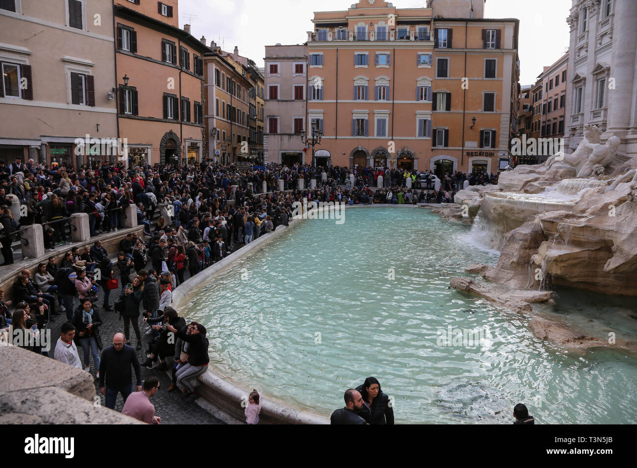 Les foules se rassemblent autour de la fontaine de Trevi (Fontana di Trevi) dans le centre de Rome, Italie Banque D'Images
