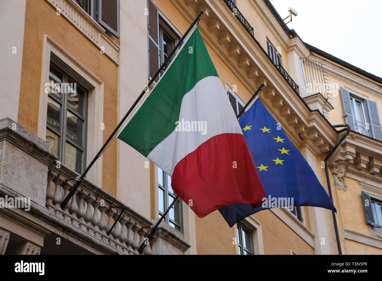 Le drapeau tricolore italien (il) et le drapeau de l'Union européenne sont affichés sur la face avant d'un bâtiment à Rome, Italie Banque D'Images