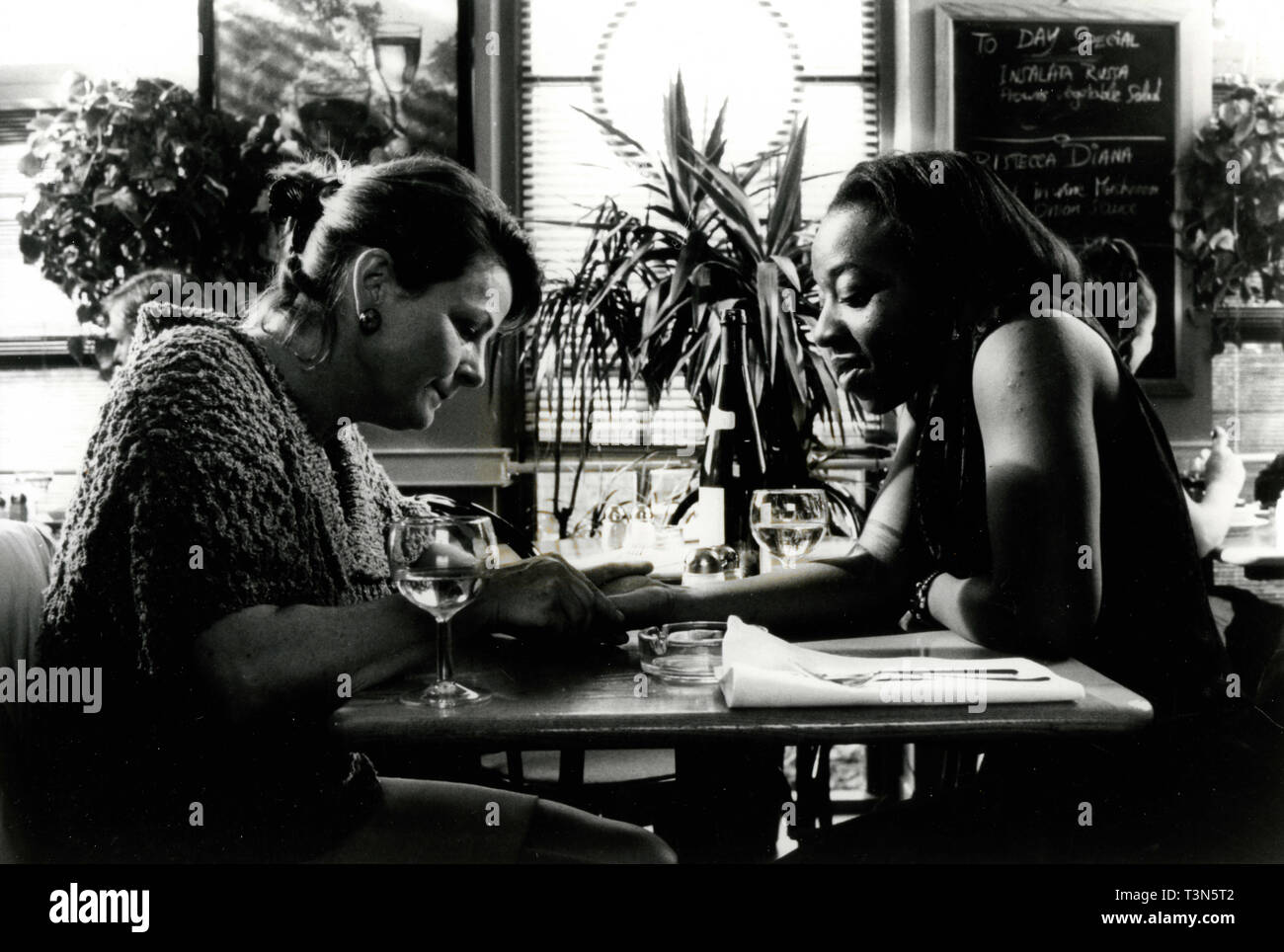 Actrices Brenda Blethyn et Marianne Jean-Baptiste dans le film Secrets et Mensonges, 1996 Banque D'Images