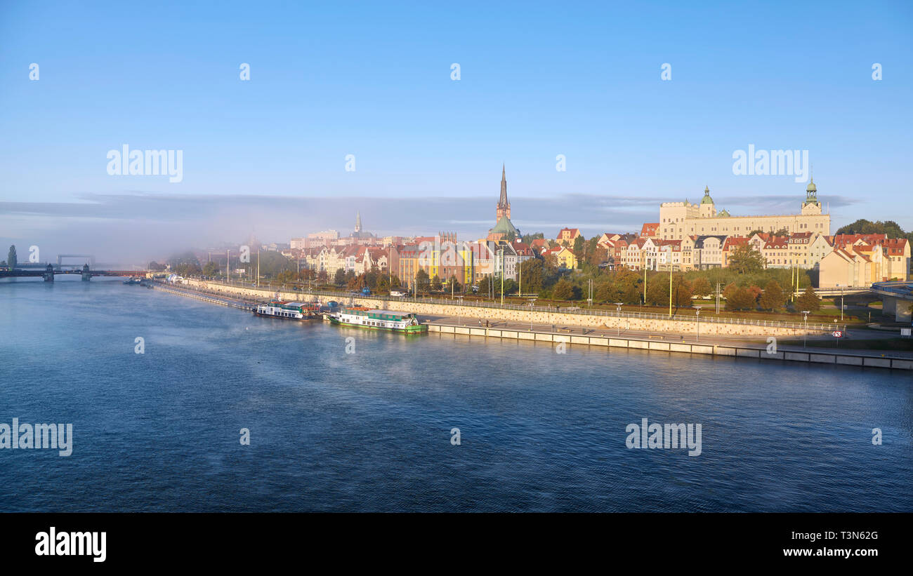 Vue panoramique de la rivière Odra à Szczecin, Pologne. Banque D'Images
