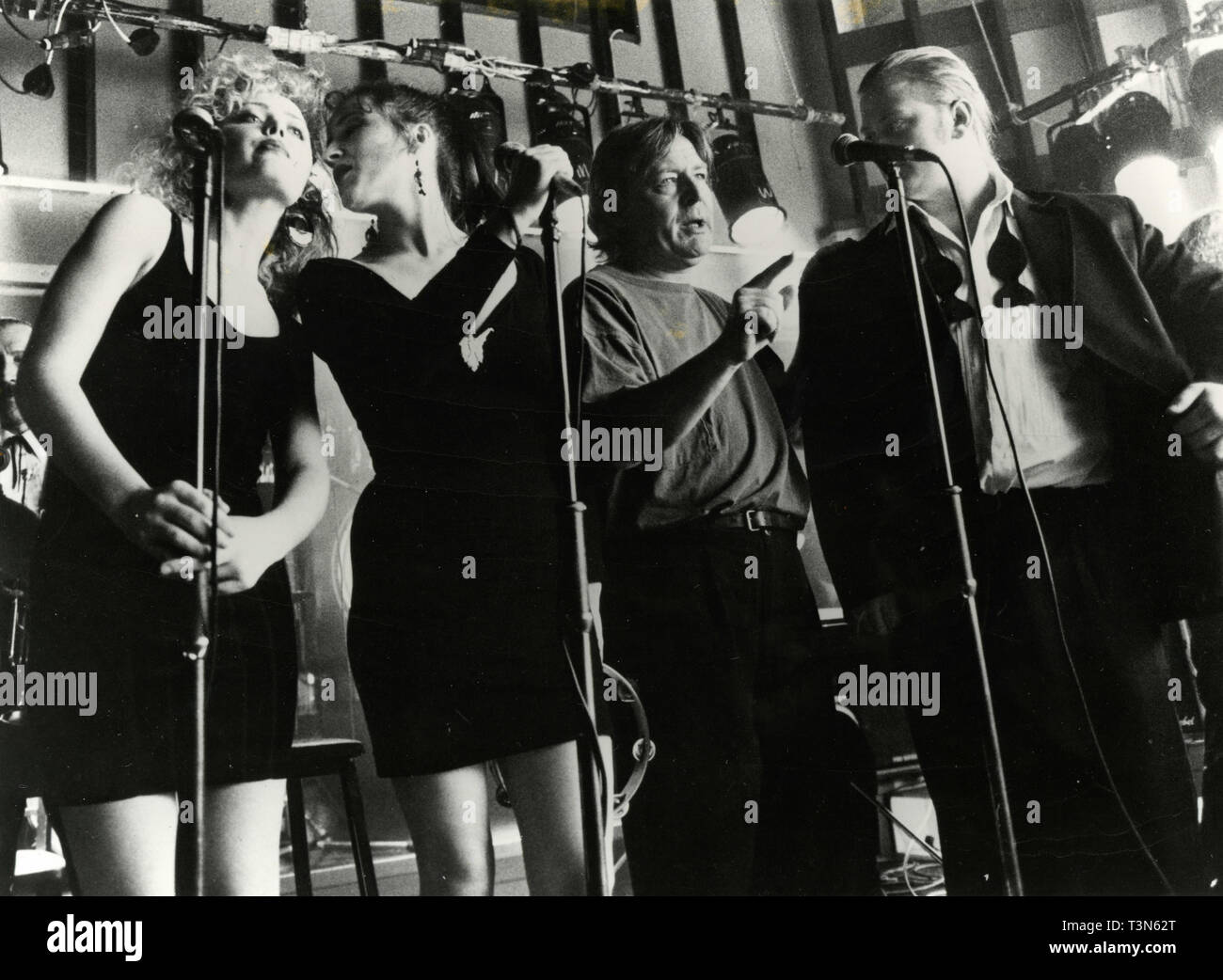 Angeline Ball, Maria Doyle, Alan Parker, Andrew Strong sur le tournage du film Les engagements, 1991 Banque D'Images