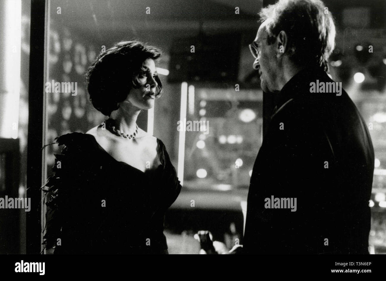 Teri Hatcher et Roger Spottiswoode dans le film 007 Demain ne meurt jamais, 1997 Banque D'Images