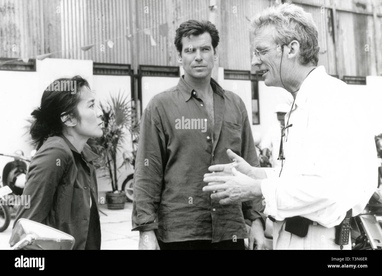 Michelle Yeoh, Pierce Brosnan et Roger Spottiswoode sur le tournage du film 007 Demain ne meurt jamais, 1997 Banque D'Images