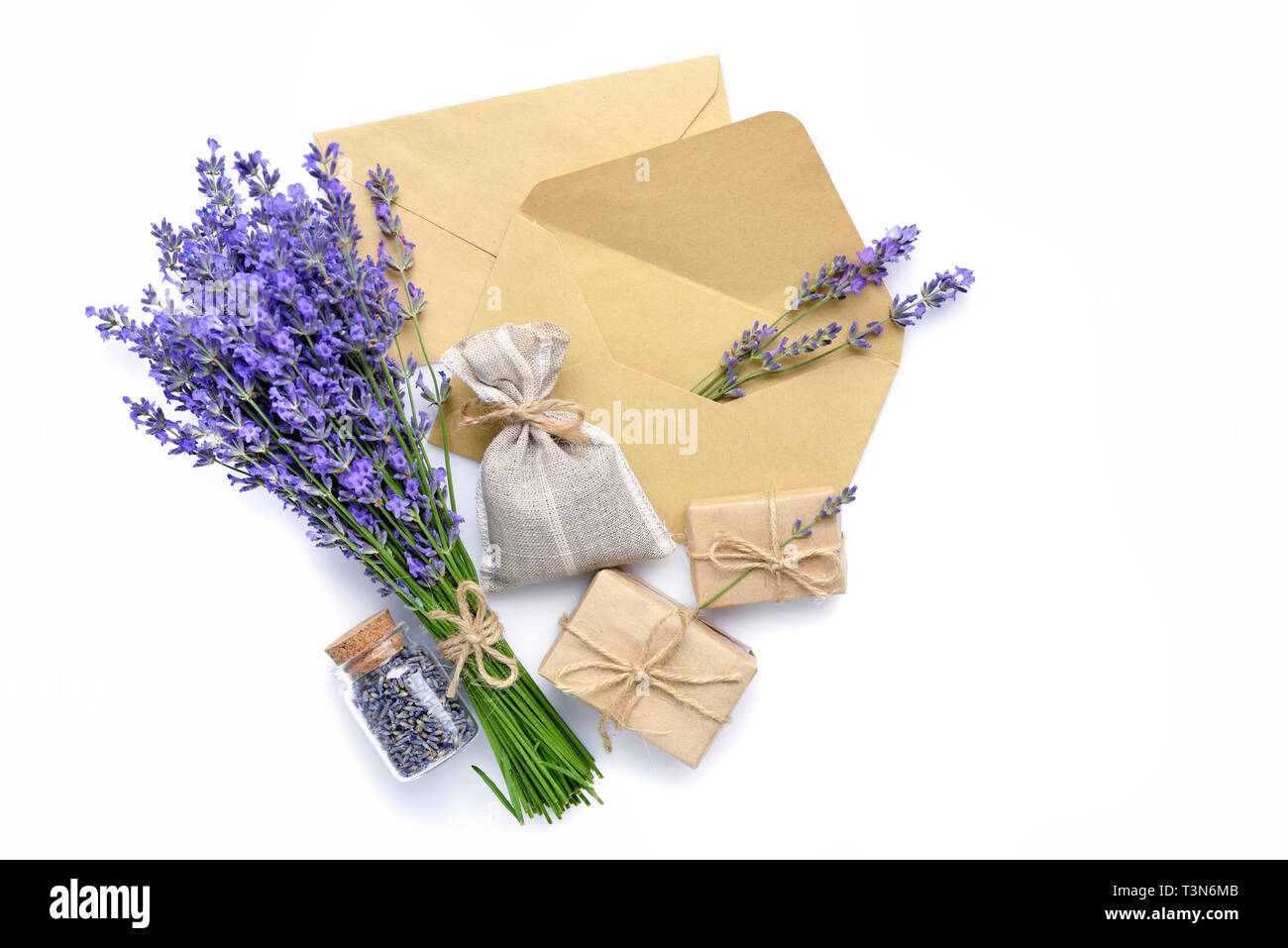 Fruits frais et secs des fleurs de lavande, sachet et enveloppes sur fond blanc Banque D'Images