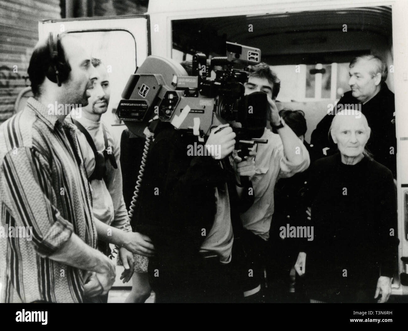 Cedric Klapisch Directeur Sur Le Tournage Du Film Chacun Cherche Son Chat 1996 Photo Stock Alamy