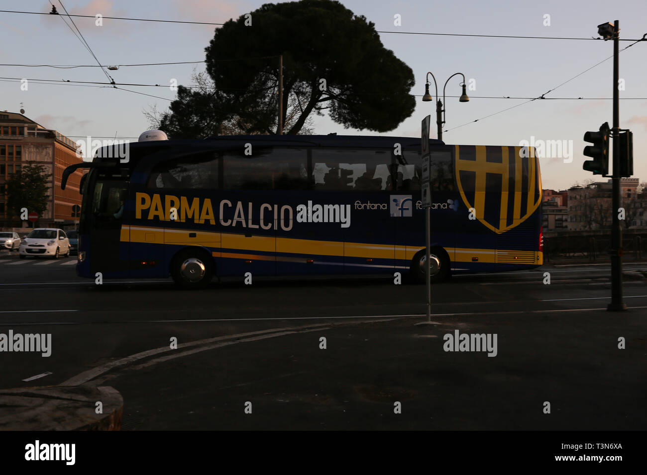 Un bus transportant les joueurs et le personnel de Parma Calcio 1913 route de le Stadio Olimpico à Rome Gare Centrale Banque D'Images