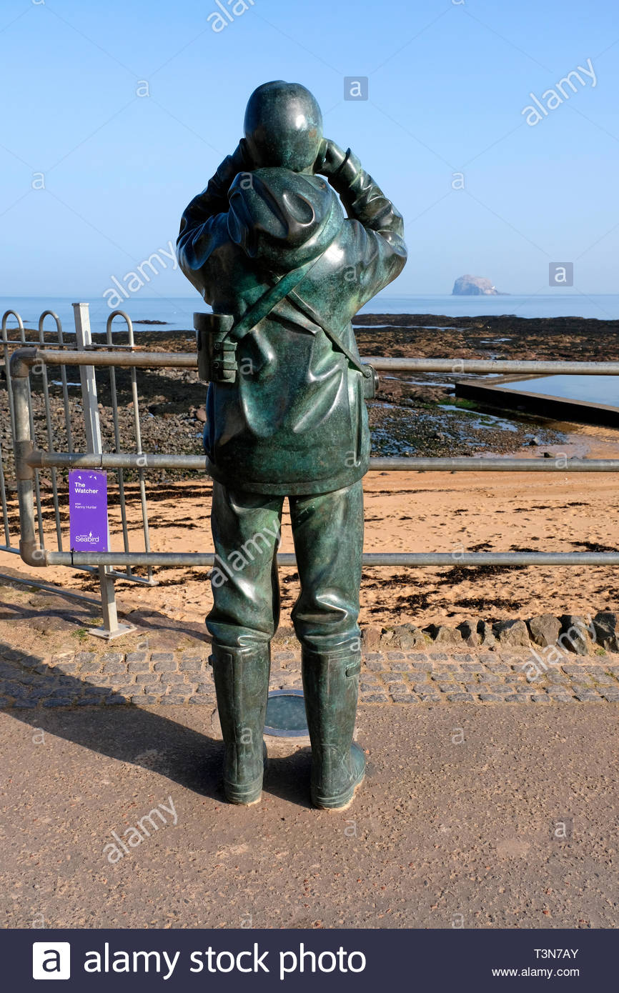 "L'observateur", la sculpture avec une vue vers l'extérieur de la Bass Rock Scottish Seabird Centre, North Berwick, Ecosse Banque D'Images