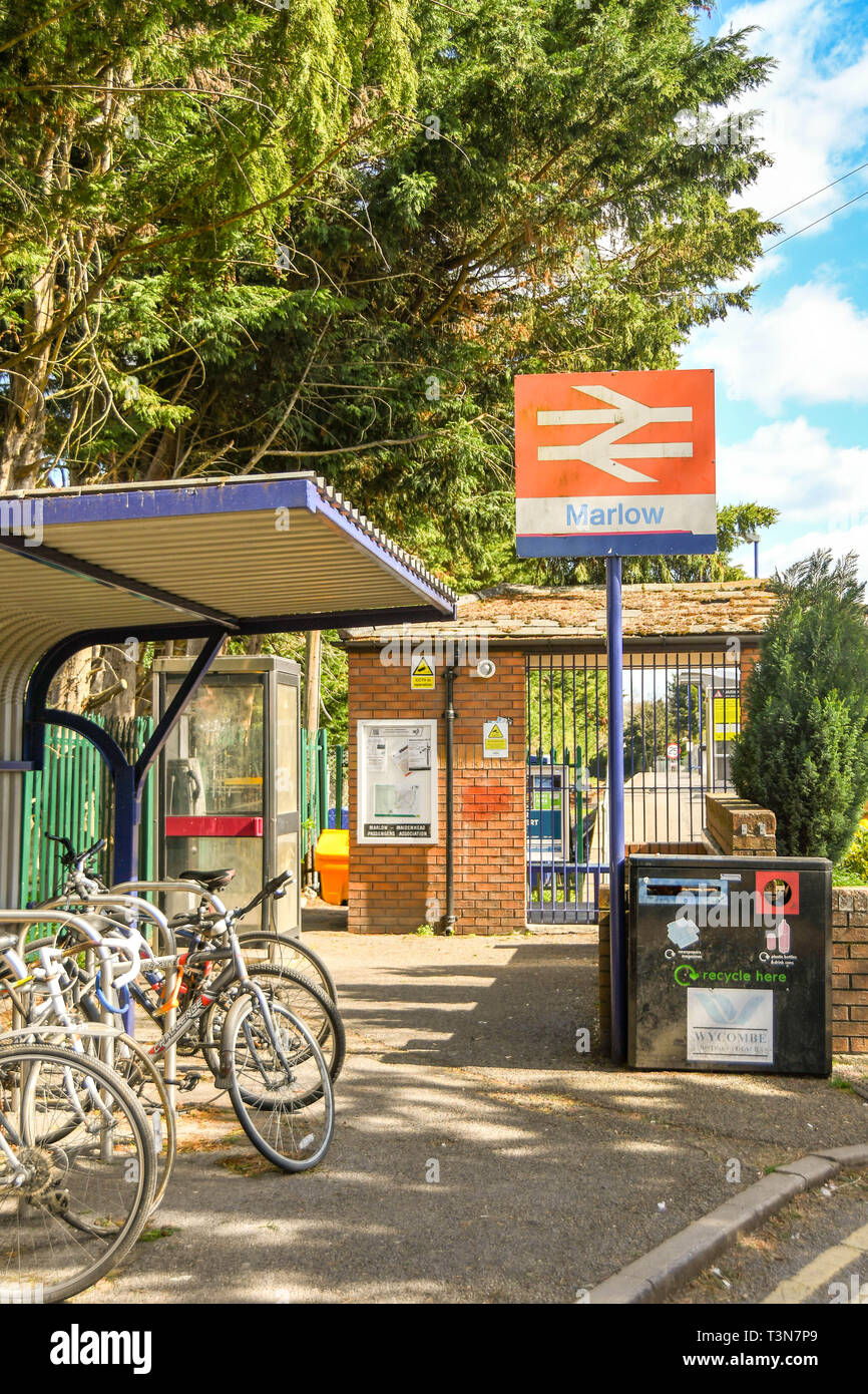 MARLOW, ANGLETERRE - Mars 2019 : gare à Marlow avec porte vélo à l'extérieur de l'entrée. Banque D'Images