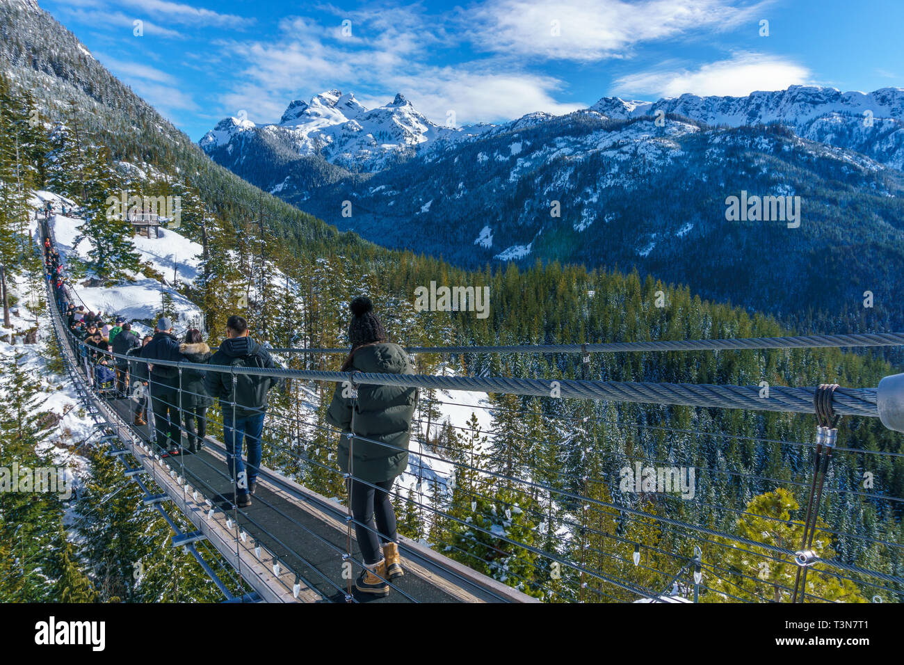 Les gens de marcher à travers le pont suspendu au sommet d'une montagne à Squamish, BC, Canada. Banque D'Images
