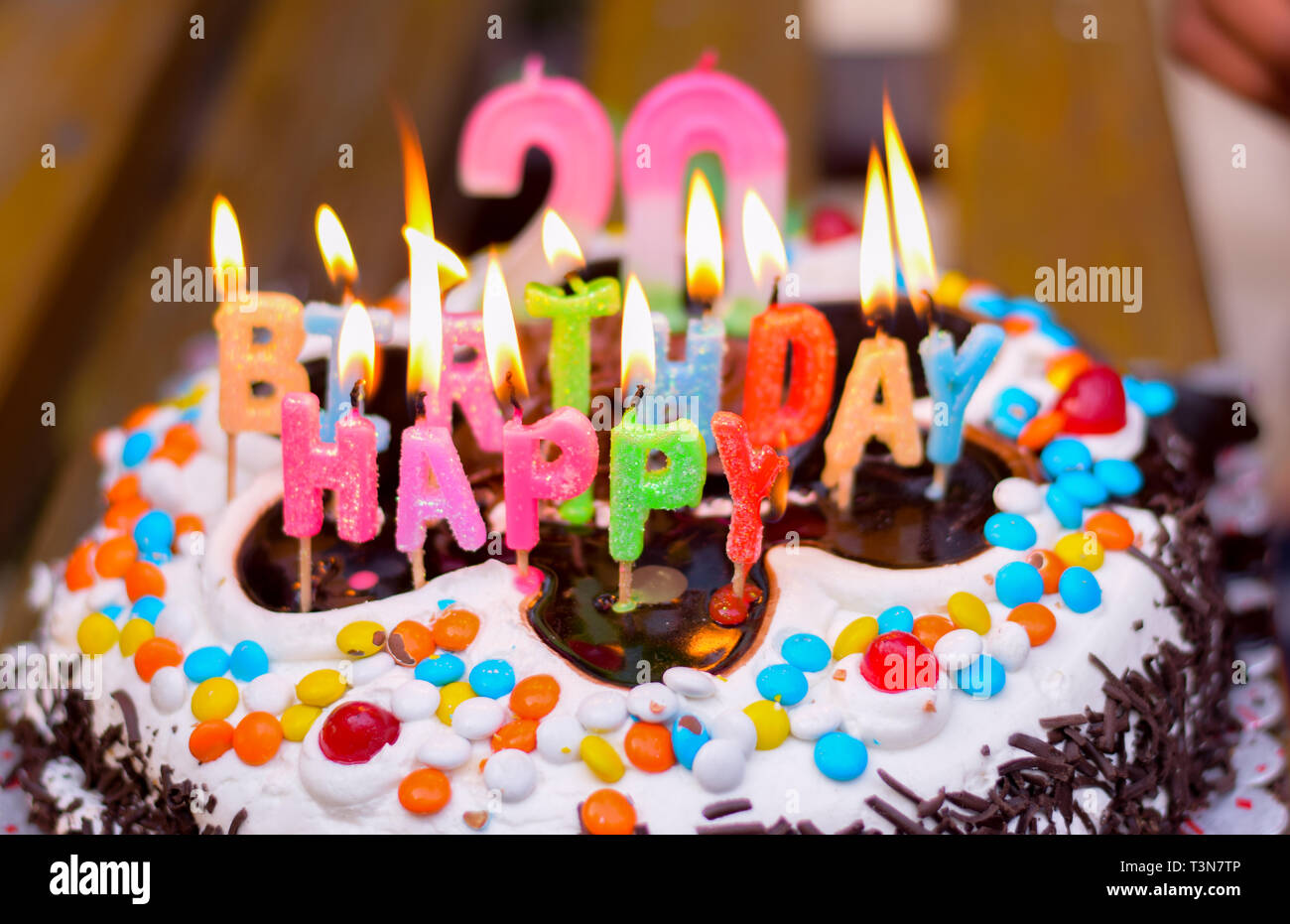 20 ème anniversaire cake au chocolat avec des bougies Banque D'Images