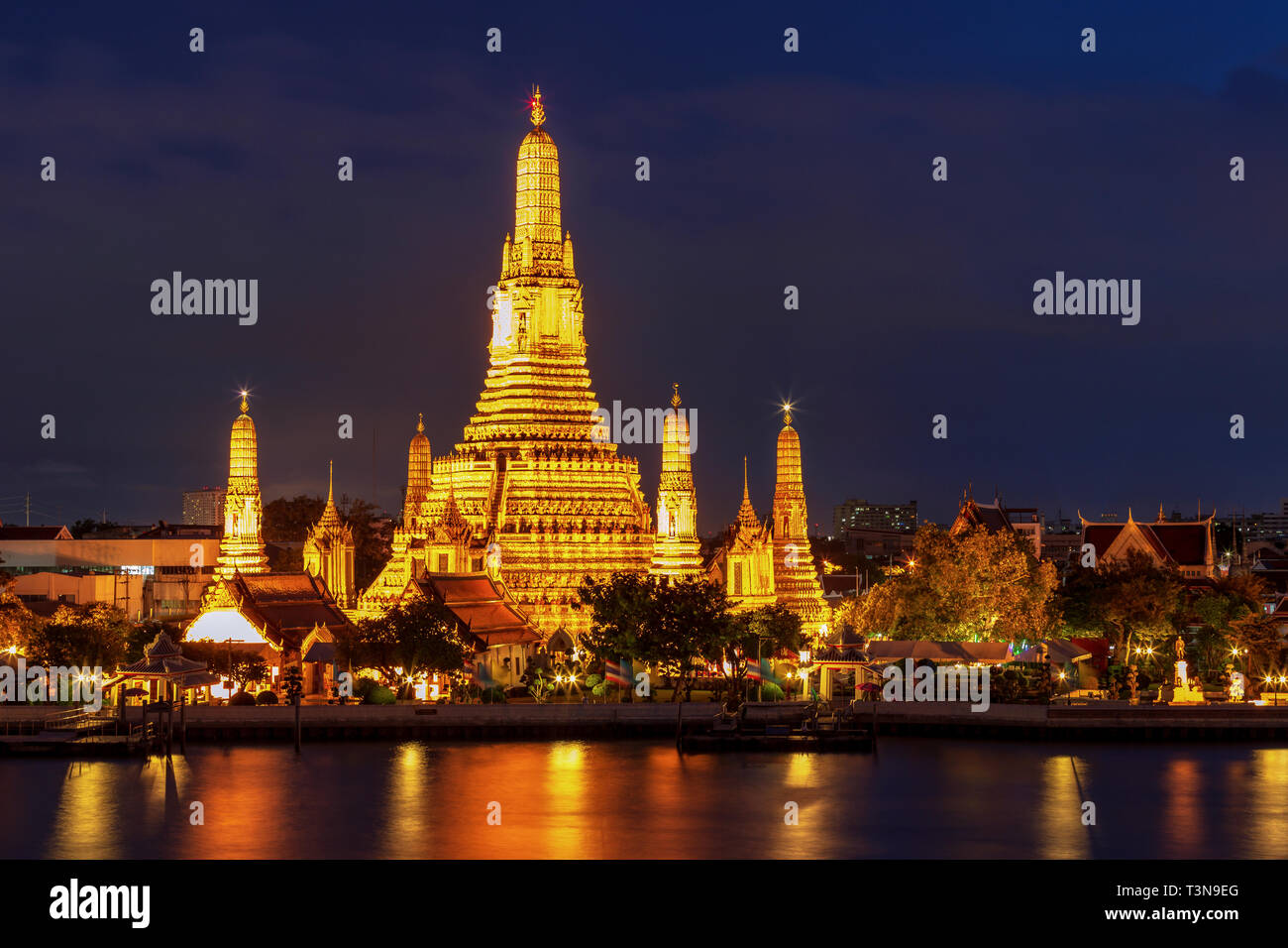 Wat Arun, Temple de l'aube au coucher du soleil, Bangkok, Thaïlande Photo  Stock - Alamy