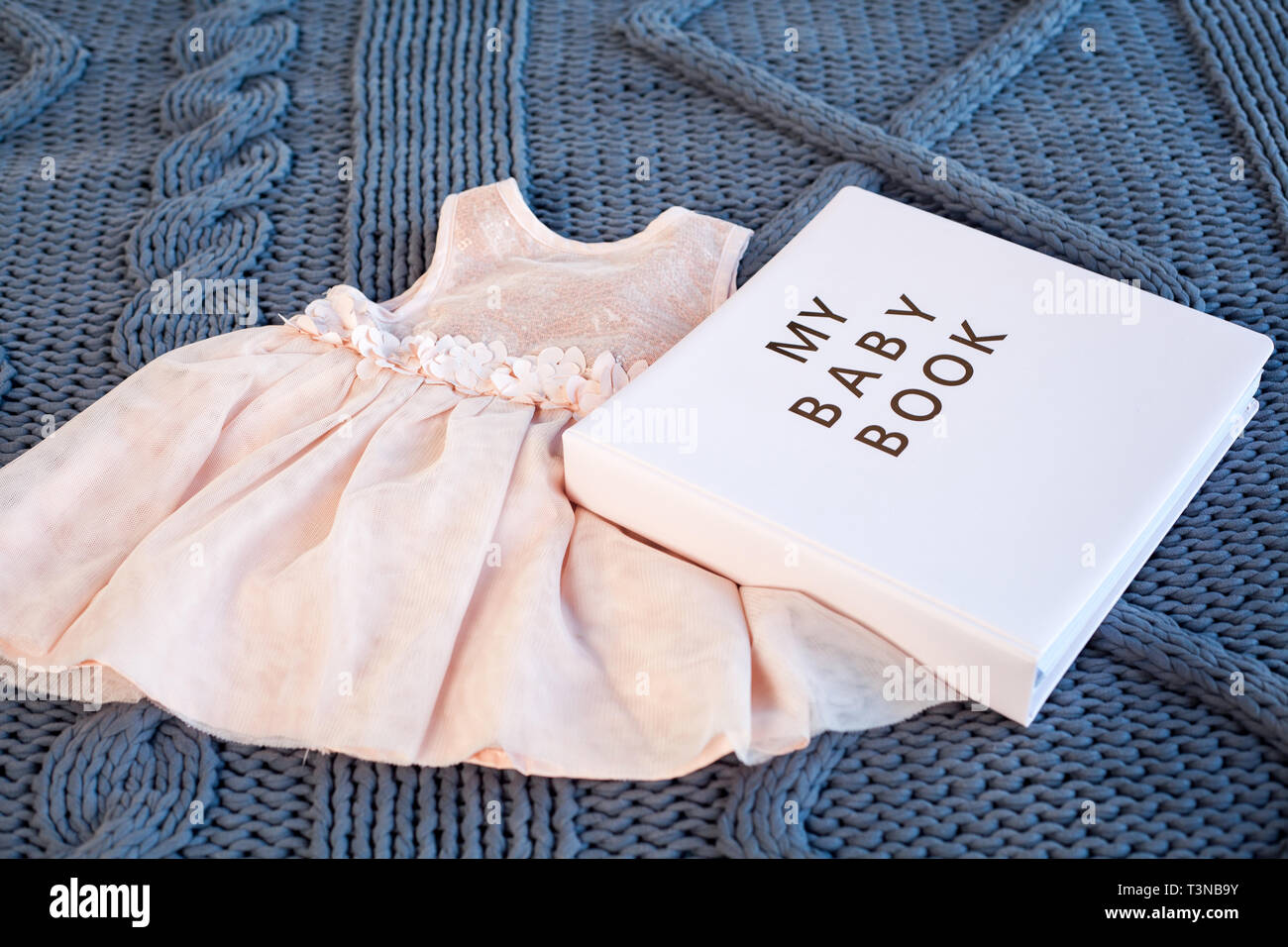 Rose Bebe Fille Vetements Crds Avec Nouveau Book Album Sur Fond Bleu Plaid Tricot Photo Stock Alamy Rose Bebe Fille Vetements Crds Avec Nouveau Book Album Sur Fond Bleu Plaid Tricot Photo Stock Alamy