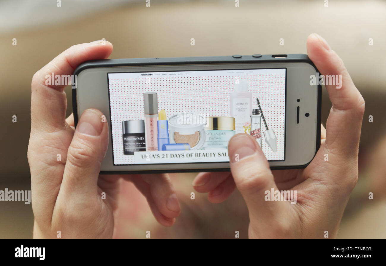 Magasinage en ligne smartphone dans les mains d'une femme. Acheter des accessoires pour vêtements, chaussures boutique en ligne avec vente en ligne. Banque D'Images