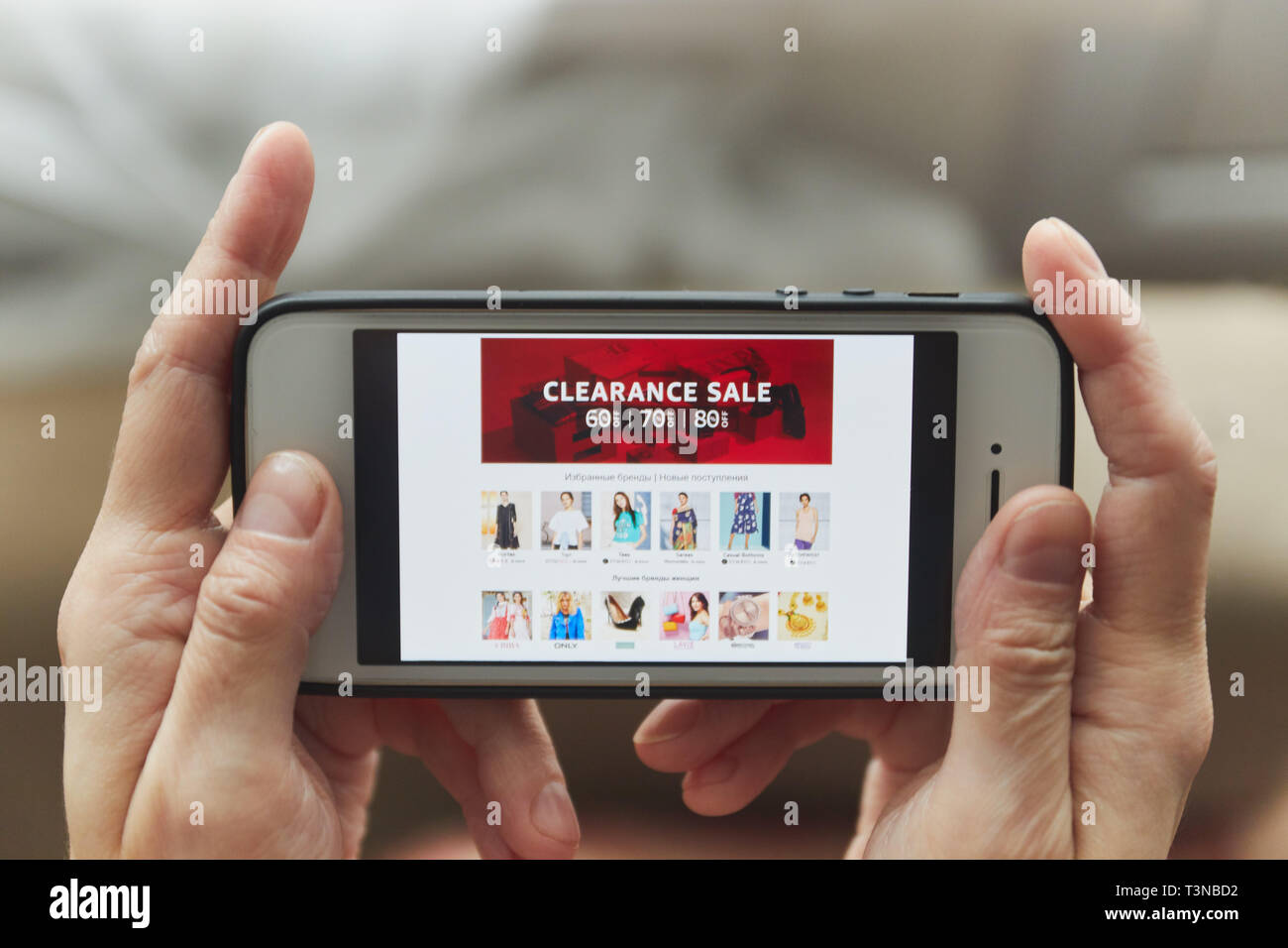 Magasinage en ligne smartphone dans les mains d'une femme. Acheter des accessoires pour vêtements, chaussures boutique en ligne avec vente en ligne. Banque D'Images