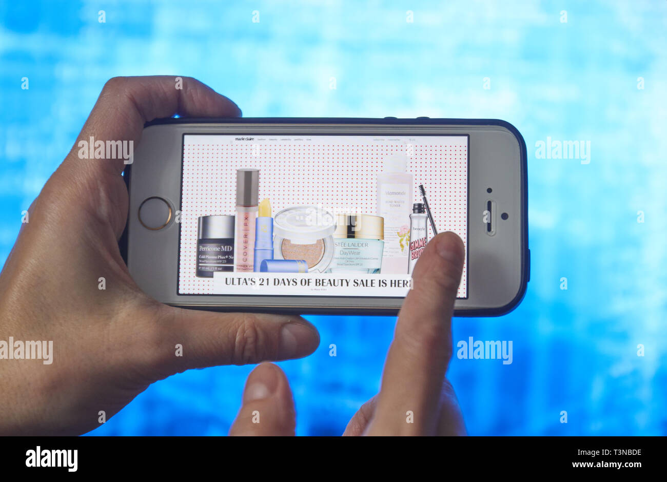 Magasinage en ligne smartphone dans les mains d'une femme. Acheter des accessoires pour vêtements, chaussures boutique en ligne avec vente en ligne. Banque D'Images