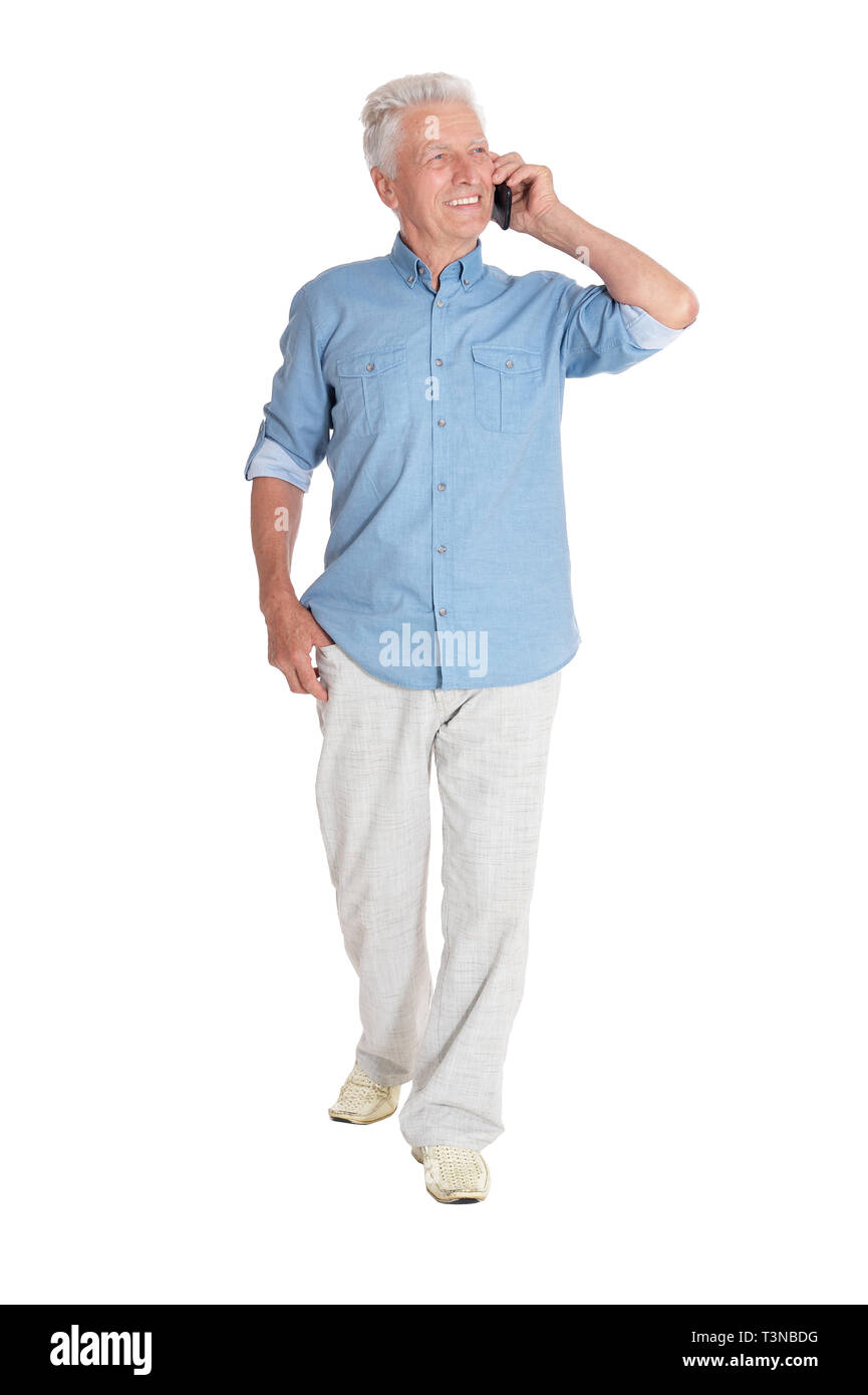 Senior man talking on phone isolé sur fond blanc Banque D'Images
