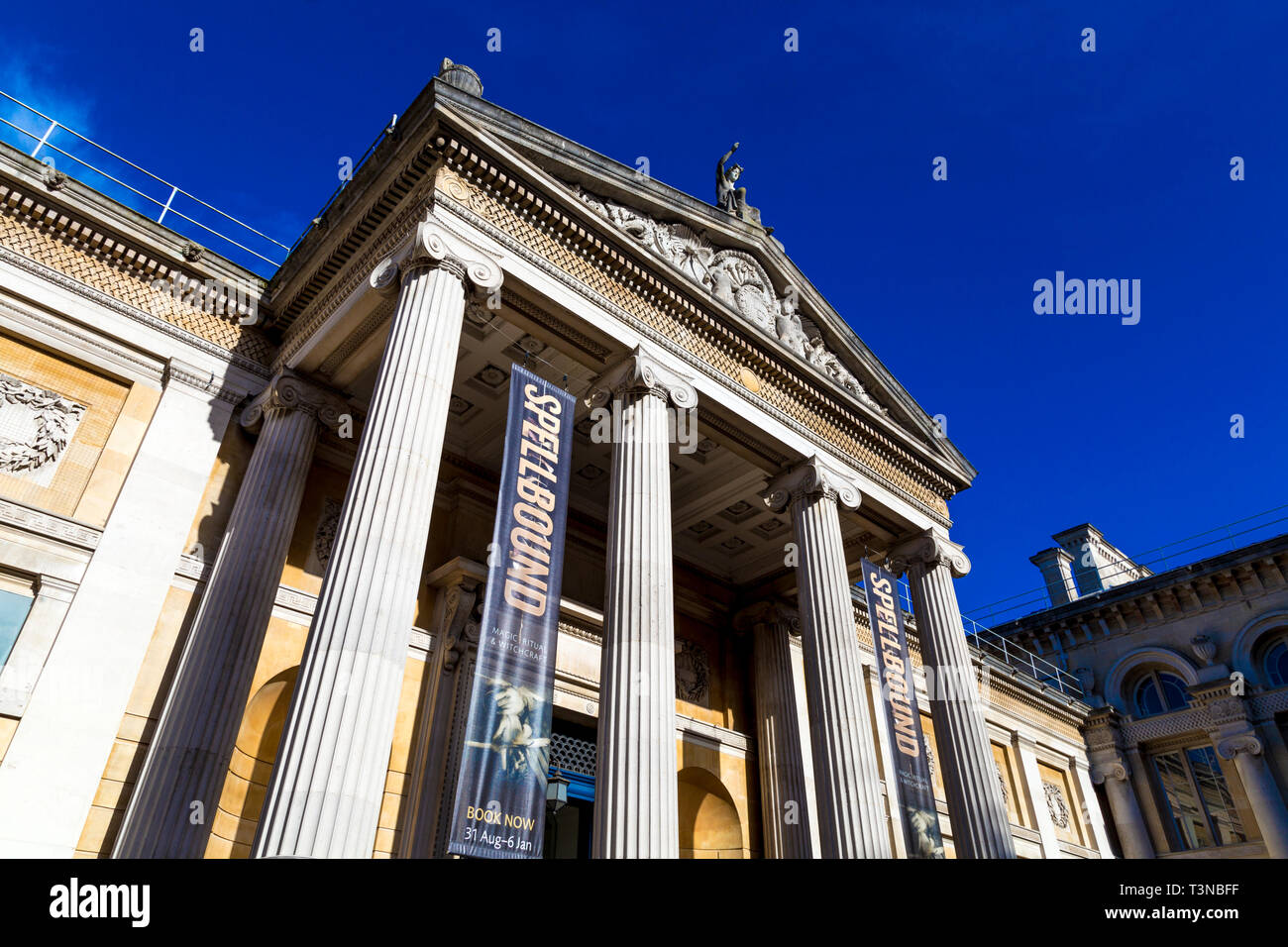 Façade de style classique de l'Ashmolean Museum d'art et d'archéologie à Oxford, UK Banque D'Images