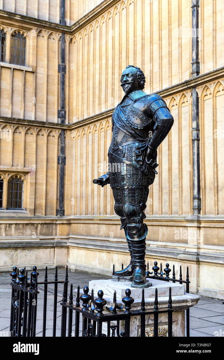 William Herbert, chancelier de l'Université d'Oxford, comte de Pembroke à l'extérieur statue Bodleian Library, University of Oxford, Oxford, Royaume-Uni Banque D'Images