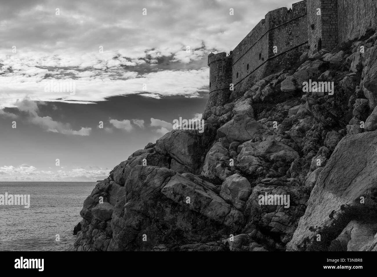 Sv Petar tour et remparts de la ville, Stari grad, Dubrovnik, Croatie, du 2 bar. Buža Version noir et blanc Banque D'Images