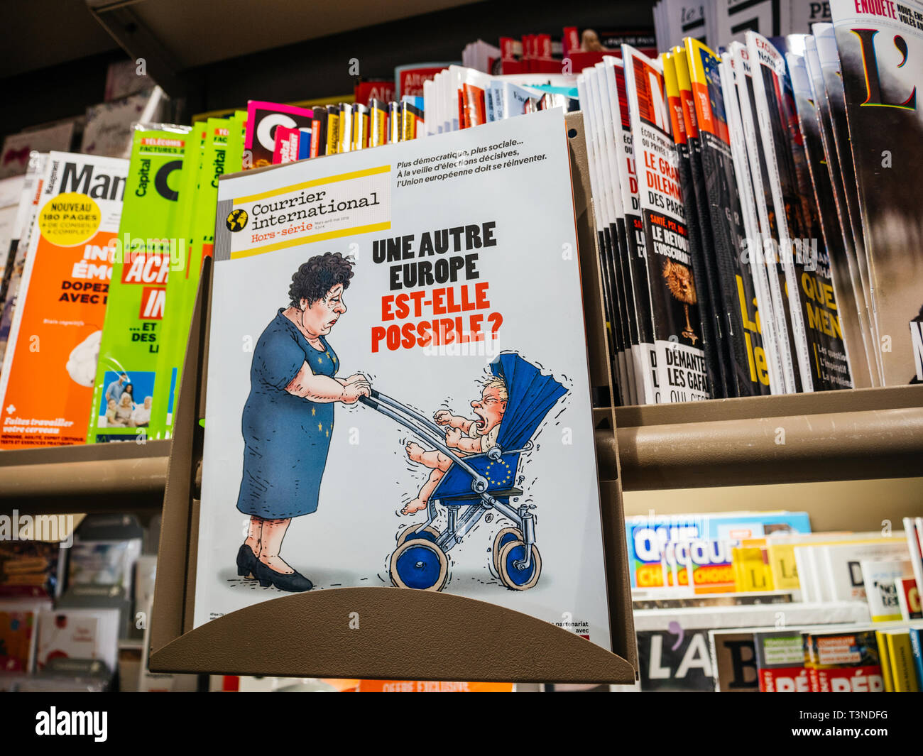 Paris, France - 29 mars 2019 : Street View de la presse kiosque avec Courier international magazine avec komiks le dessin et le texte est-il une autre Europe Europe possible relation brexit Banque D'Images