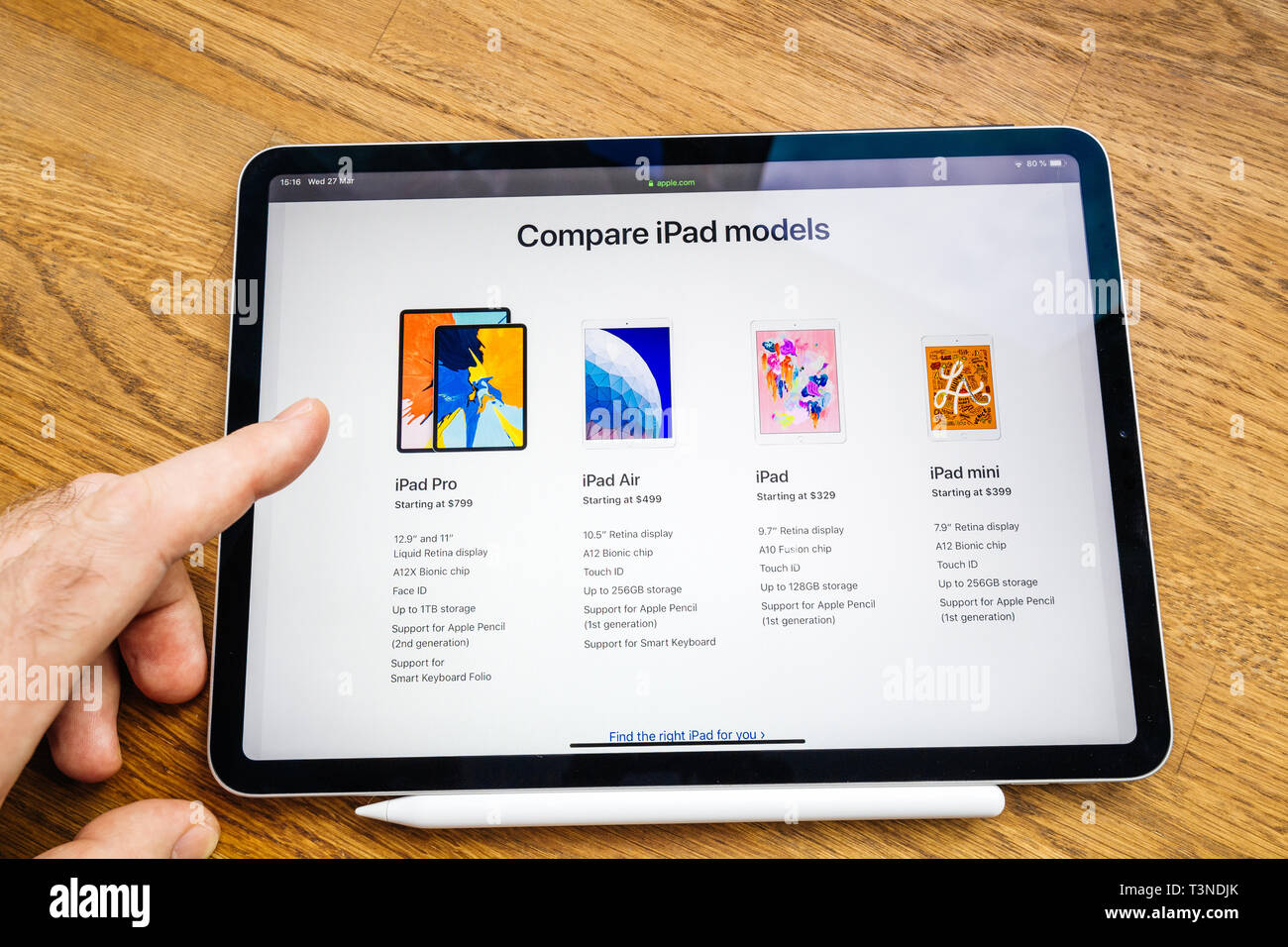Paris, France Mar 27, 2019 : man main POV regardant le nouvel iPad Pro dispose d''Ordinateurs Apple site web avec les dernières comparez tous les modèles d'iPad Air, Pro, Mini et régulier Banque D'Images